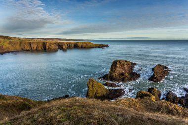 Dunnottar Kalesi 'ndeki uçurum ve sahil manzarası. Stonehaven, Aberdeenshire, İskoçya, Birleşik Krallık.