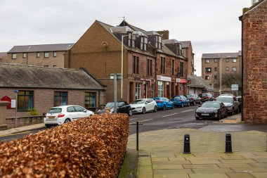 Arbroath, İskoçya, İngiltere - 04 Şubat 2016: Şehir merkezindeki binaların görüntüsü, cadde boyunca park edilmiş arabalar. Bulutlu bir gün.