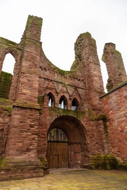 Arbroath, İskoçya, İngiltere - 04 Şubat 2016: Arbroath Manastırı 'nın kırmızı tuğla kalıntılarının görüntülenmesi, 1320 Arbroath Deklarasyonu ile ünlüdür..