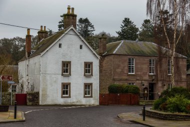 Glamis, İskoçya, İngiltere - 04 Şubat 2016: Glamis köyünün merkezindeki karakteristik taş evler.