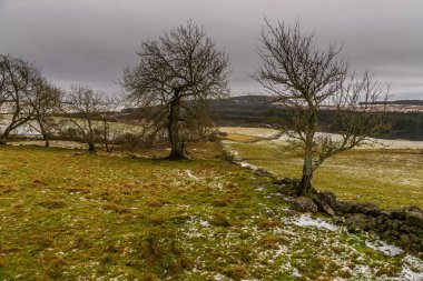 Angus 'taki karla kaplı tepelerin manzarası. Kırsal alan. Aberdeenshire, İskoçya, İngiltere.
