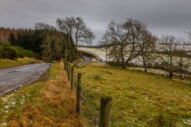 Angus 'taki karla kaplı tepelerin manzarası. Kırsal alan. Aberdeenshire, İskoçya, İngiltere.