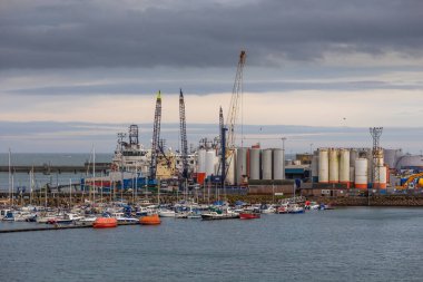 Peterhead, Aberdeenshire, İskoçya, İngiltere - 05 Şubat 2016: Sanayi bölgesinin görünümü. Kuzey Denizi kıyısındaki küçük bir İskoç kasabasında bir liman ve tersane.