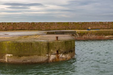 Beton iskele. Sarı ve kahverengi çelik bitts Peterhead, Aberdeenshire, İskoçya, İngiltere limanında