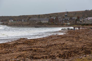 Stonehaven, Aberdeenshire, İskoçya, İngiltere - 06 Şubat 216: Küçük bir liman köyünde kıyı manzarası. Kuzey Denizi 'nde bir fırtına.