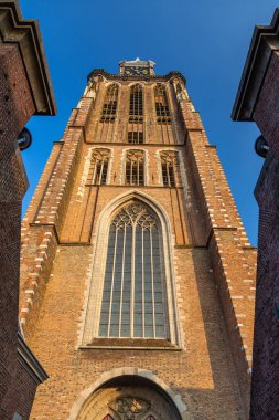 Dordrecht Minster ya da Kilisesi 'nin manzarası, Grote Kerk. Brabantine Gotik tarzında büyük bir kilise. Hollanda 'da Protestan Kilisesi. Dordrecht, Hollanda.