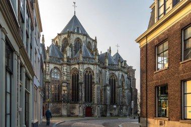Dordrecht, Hollanda - 11 Mart 2016: Dordrecht Minster veya Our Lady Kilisesi, Grote Kerk. Brabantine Gotik tarzında büyük bir kilise. Hollanda 'daki Protestan Kilisesi..