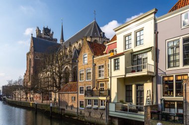 Dordrecht, Hollanda - 11 Mart 2016: Dordrecht Minster veya Our Lady Kilisesi, Grote Kerk. Brabantine Gotik tarzında büyük bir kilise. Hollanda 'daki Protestan Kilisesi..
