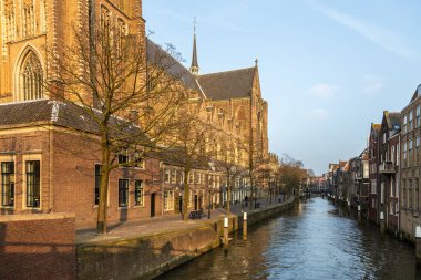 Dordrecht, Hollanda - 11 Mart 2016: Batı Hollanda 'da şehir ve belediye boyunca uzanan binaların manzarası.