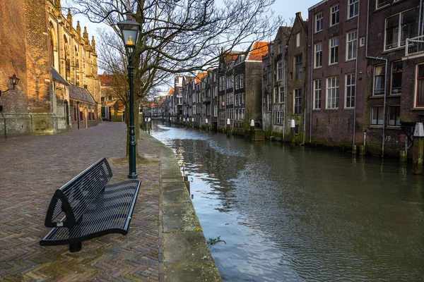 Dordrecht Holanda Março 2016 Vista Dos Edifícios Longo Canal Cidade — Fotografia de Stock