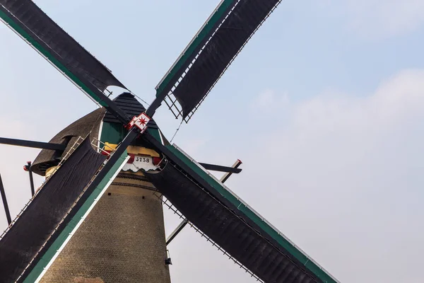 Kinderijk オランダ March 2016 有名な風車 Lek Canal 小さな桟橋の景色 ユネスコ世界遺産の近く Kinderdijk — ストック写真