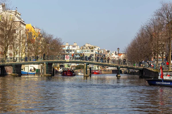 Amsterdam Holandia Marca 2016 Piesi Rowerzyści Mostowi Nad Kanałem Amstel — Zdjęcie stockowe