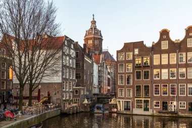 Amsterdam, Hollanda - 12 Mart 2016: Amstel nehri boyunca Hollanda evleri. Tarihi Avrupa kenti, bahar manzarası.