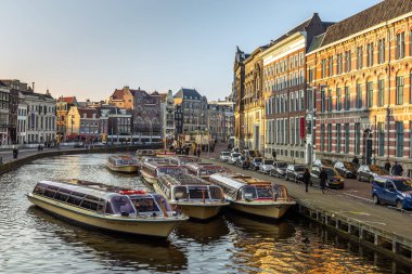 Amsterdam, Hollanda - 12 Mart 2016: Amstel nehri boyunca Hollanda evleri. Tarihi Avrupa kenti, bahar manzarası.