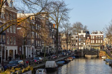 Amsterdam, Hollanda - 12 Mart 2016: Amstel nehri boyunca Hollanda evleri. Tarihi Avrupa kenti, bahar manzarası.