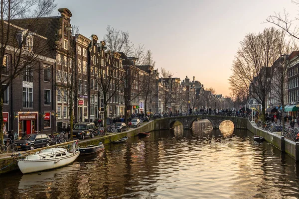 Amsterdam Nizozemsko Března 2016 Nizozemské Domy Podél Řeky Amstel Pamětihodnosti — Stock fotografie