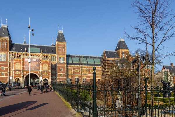 Нидерланды, Амстердам - 12 марта 2016 года: Национальный музей искусств и истории Нидерландов Rijksmuseum в Амстердаме.