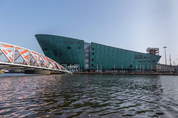 Amsterdam Nizozemsko Března 2016 Pohled Vědecké Muzeum Nemo Moderní Skleněný — Stock fotografie