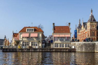 Amsterdam, Hollanda - 12 Mart 2016: Amstel nehri boyunca Hollanda evleri. Tarihi Avrupa kenti, bahar manzarası.