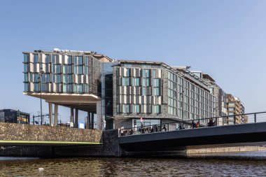 Amsterdam, Hollanda - 12 Mart 2016: Amstel nehri boyunca Hollanda evleri. Tarihi Avrupa kenti, bahar manzarası.