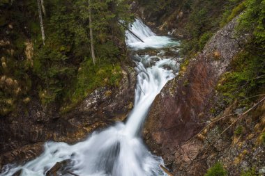 Mickiewicz Şelaleleri, Roztoka Nehri 'ndeki High Tatras' taki Wodogrzmoty Mickiewicza manzarası. Polonya.