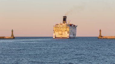 Gdynia, Polonya - 22 Nisan 2016: Stena Hattı feribotları gün batımında Gdynia limanından ayrılıyor. Polonya. Avrupa. Karlskrona 'ya yolculuk.