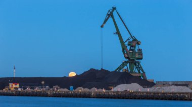 Gdynia, Polonya - 22 Nisan 2016: Gdynia 'daki konteyner terminali. Geceleyin liman vinçleri ve konteynırların görüntüsü.