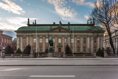 Stockholm, İsveç - 18 Nisan 2016: Riddarhuset, The House of Asil, South End, Gustaf Eriksson Vasa heykeli.