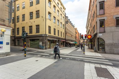 Stockholm, İsveç - 18 Nisan 2016: Başkentin eski kenti Gamla Stan 'in manzarası. Stockholm, İskandinavya 'nın merkez caddeleri. Kuzey Avrupa.