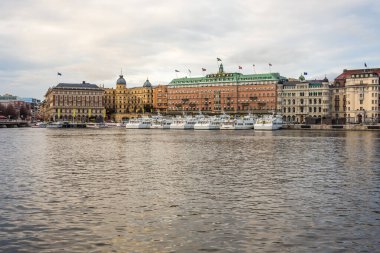 Stockholm, İsveç - 18 Nisan 2016: Stockholm 'de Riddarholmen Adası ve Gamla Stan' in panoramik manzarası.