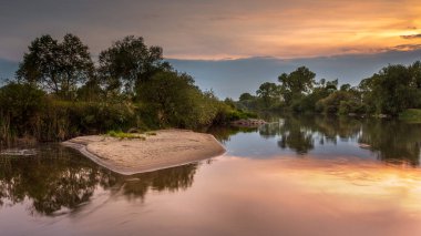 Warta Peyzaj Parkı, Lad, Polonya 'da Warta Nehri üzerinde gün batımı.