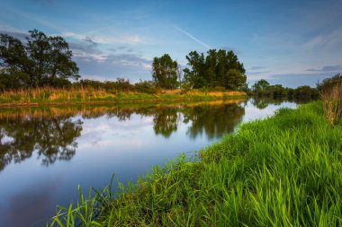 Warta Peyzaj Parkı, Lad, Polonya 'da Warta Nehri üzerinde gün batımı.