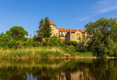 Pyzdry 'deki şatonun tarihi kalıntıları 14. yüzyılda Büyük Kaşmir' in emriyle Polonya 'nın Warta Nehri vadisinde bir yamaçta inşa edildi..