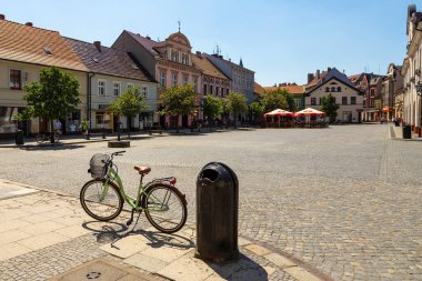 Jarocin, Polonya - 23 Mayıs 2016: Ana meydandaki tarihi konutlar. Güzel güneşli bir gün.