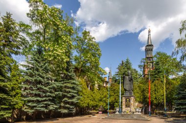 Lichen Stary, Polonya - 25 Mayıs 2016: Aziz Dorothy 'nin önündeki Papa 2. John Paul Anıtı, neo-gotik kilise.