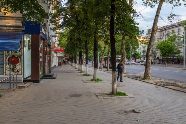 Chisinau, Kishinev, Moldova Cumhuriyeti - 30 Nisan 2016: Chisinau Merkezi manzarası, Constantin Negruzzi Bulvarı 'ndaki arabalar. Başkent.