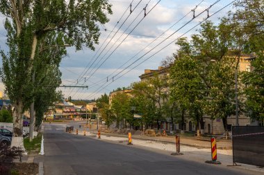 Chisinau, Kishinev, Moldova Cumhuriyeti - 30 Nisan 2016: Chisinau Merkezi manzarası, Constantin Negruzzi Bulvarı 'ndaki arabalar. Başkent.