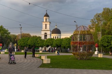 Chisinau, Kishinev, Moldova Cumhuriyeti - 30 Nisan 2016: İsa 'nın Doğumu Katedrali Büyük Millet Meclisi Meydanı' nda. Moldova Ortodoks Kilisesi 'nin ana katedrali.