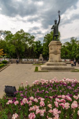 Chisinau, Moldova Cumhuriyeti - 03 Mayıs 2016: 20 'nci yüzyılda bronzdan yapılmış Aziz Stefan anıtının manzarası.