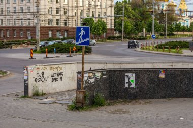Chisinau, Kishinev, Moldova Cumhuriyeti - 30 Nisan 2016: Altgeçidin girişi ve Stefan cel Mare si Sfant Bulvarı 'ndaki yaya geçidi manzarası.
