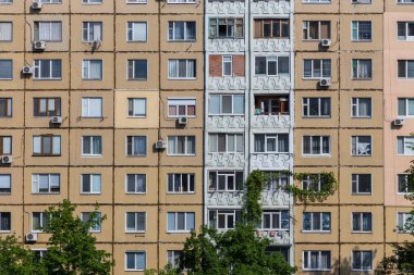 Apartman bloğunun dış görünüşü. Büyük panel inşaatı. Klimalar takıldı. Chisinau, Kishinev, Moldova Cumhuriyeti .