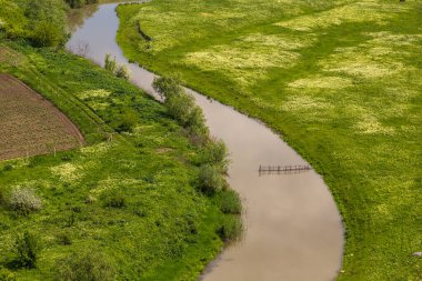 Moldova kırsalındaki tarım arazileri ve çayırlar. Bahar sezonu. Moldova Cumhuriyeti.