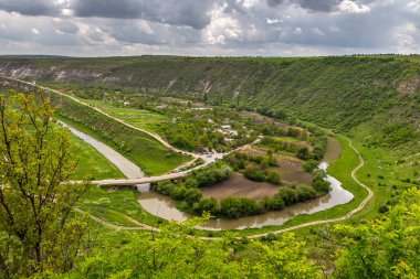 Trebujeni 'deki Reut Nehri Vadisi' ndeki St. Mary Kilisesi manzarası, kireçtaşı kayalarının doğal manzarası. Moldova Cumhuriyeti.