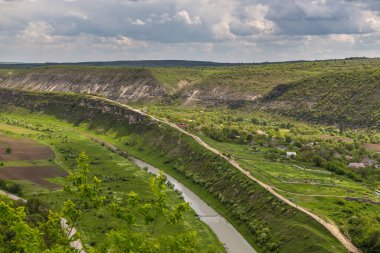 Trebujeni 'deki Reut Nehri Vadisi' ndeki St. Mary Kilisesi manzarası, kireçtaşı kayalarının doğal manzarası. Moldova Cumhuriyeti.