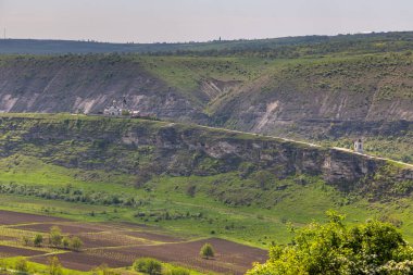 Trebujeni 'deki Reut Nehri Vadisi' ndeki St. Mary Kilisesi manzarası, kireçtaşı kayalarının doğal manzarası. Moldova Cumhuriyeti.