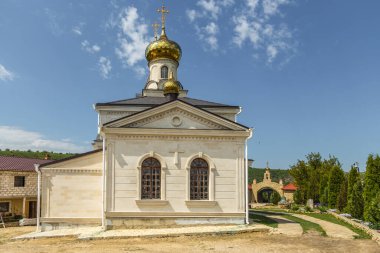 Butuceny, Moldova Cumhuriyeti - 01 Mayıs 2016: Reut Nehri Vadisi 'ndeki St. Mary Kilisesi manzarası, kireçtaşı kayalarının doğal manzarası.