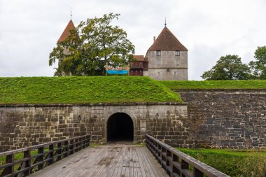 Kuressaare, Saaremaa, Estonya 25 Ağustos 2021: Ortaçağ Kuressaare Kalesi 'nin ana kapısına giden tahta köprü.