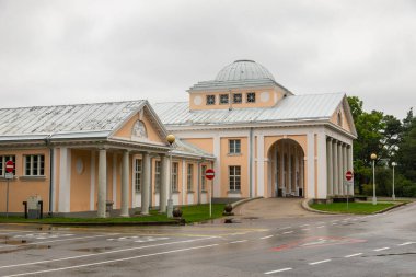 Parnu, Estonya 27 Ağustos 2021: Parnus sahil park alanında bulunan tarihi çamur banyosu sütunları ve önünde bir çeşme ile.