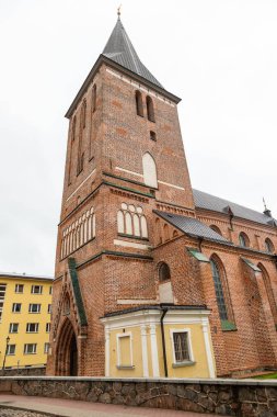 Johns Church, Tartu 'nun tarihi merkezinde yer alan yüksek kuleli ve çetrefilli detayları olan Gotik bir tuğla bina. Estonya.