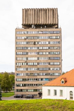 Narva, Estonya 30 Ağustos 2021: Ağaçlar, çiçekler ve banklarla çevrili taş basamaklardaki beyaz şehir tabelası.